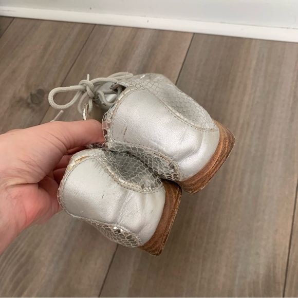 Stuart Weitzman silver leather snakeskin derby lace up shoes size 9.5 - Picture 4 of 7